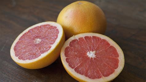 As strange as it seems, a grapefruit can make a pretty。